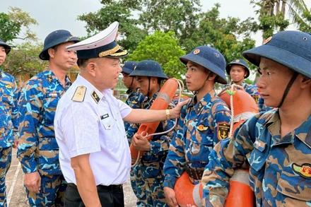 Chuấn Đô đốc Trần Xuân Văn, Bí thư Đảng uỷ, Chính uỷ Vùng 1 Hải quân kiểm tra công tác phòng, chống bão.