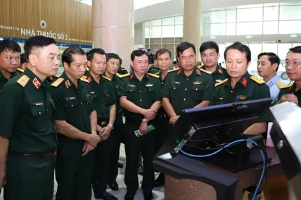 Đại biểu tham quan một số mô hình ứng dụng công nghệ thông tin tại Bệnh viện Quân y 175.