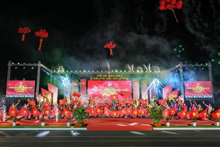 Tiết mục nhảy dân vũ khép lại chương trình dạ hội.