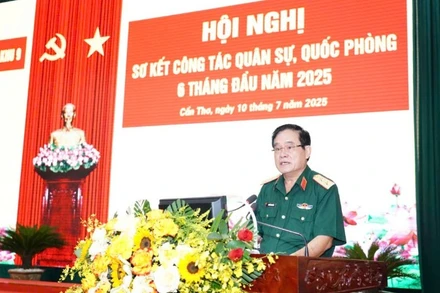 Trung tướng Nguyễn Xuân Dắt, Tư lệnh Quân khu 9 phát biểu tại hội nghị. 