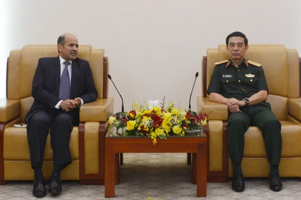 Đại tướng Phan Văn Giang và Đại sứ Sandeep Arya trao đổi tại buổi tiếp.