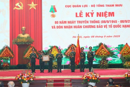 Thừa ủy quyền của Chủ tịch nước, Đại tướng Nguyễn Tân Cương trao Huân chương Bảo vệ Tổ quốc hạng Nhất tặng Cục Quân lực.