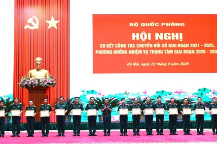 Khen thưởng các đơn vị, cá nhân có thành tích xuất sắc trong thực hiện nhiệm vụ chuyển đổi số giai đoạn 2021-2025.