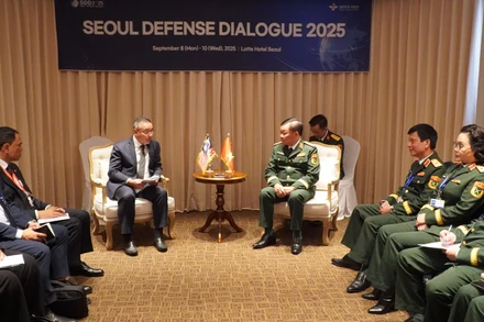 Thượng tướng Hoàng Xuân Chiến, Ủy viên Trung ương Đảng, Ủy viên Thường vụ Quân ủy Trung ương, Thứ trưởng Quốc phòng và ngài Adly Zahari, Thứ trưởng Quốc phòng Malaysia.