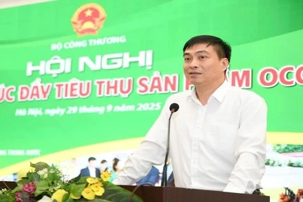 Phó Cục trưởng Quản lý và Phát triển thị trường trong nước Bùi Nguyễn Anh Tuấn phát biểu tại hội nghị.