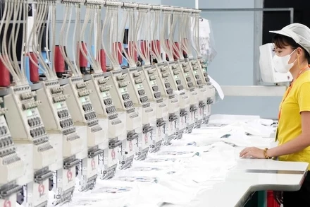 Sản xuất hàng xuất khẩu tại Công ty TNHH May Tinh Lợi, Khu Công nghiệp Nam Sách (Thành phố Hải Phòng). (Ảnh Tuệ Nghi)