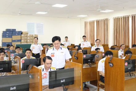 Ban tổ chức kiểm tra thí sinh tham gia phần thi kiến thức trên phòng máy. (Ảnh: THẾ ĐẠI)