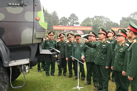 Các đại biểu tham quan mô hình, vật chất huấn luyện.