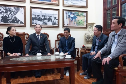 Phó Chủ tịch Quốc hội, Thượng tướng Trần Quang Phương gửi lời chúc mừng năm mới tốt đẹp nhất tới gia đình cố Tổng Bí thư Lê Khả Phiêu.