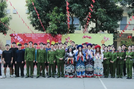 Những nữ sinh viên Cuba rất hào hứng được khoác lên trang phục truyền thống Nhật Bình, do nhà thiết kế Châu Loan gửi tặng