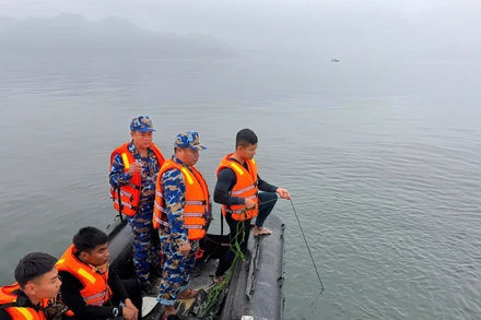 Thợ lặn thuộc Lữ đoàn 126 Hải quân tổ chức tìm kiếm nạn nhân đang mất tích.