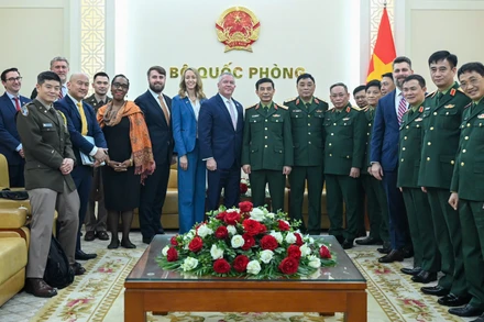 Đại tướng Phan Văn Giang, Trợ lý Ngoại trưởng Hoa Kỳ Michael George DeSombre cùng các đại biểu tại buổi tiếp.