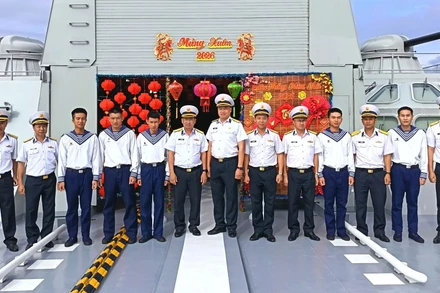 Ban giám khảo chụp ảnh lưu niệm cùng đội tuyển thi Tàu 012.