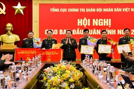 Đại tướng Nguyễn Trọng Nghĩa trao thưởng các tập thể, cá nhân tiêu biểu. 