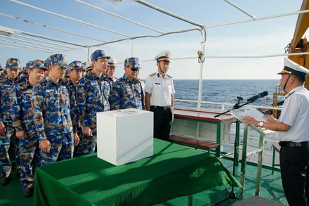 Đại tá Lê Hồng Quang, Phó Chủ nhiệm chính trị Vùng 2 Hải quân, Tổ trưởng Tổ bầu cử số 5, phổ biến quy định cho các cử tri.