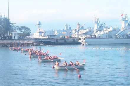 Cán bộ, chiến sĩ Lữ đoàn 162 đua xuồng đầu năm.