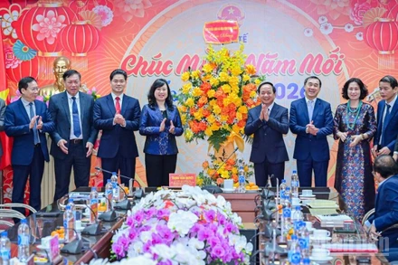 Đồng chí Trịnh Văn Quyết, Ủy viên Bộ Chính trị, Bí thư Trung ương Đảng, Trưởng ban Tuyên giáo và Dân vận Trung ương tặng hoa chúc mừng cán bộ, nhân viên ngành Y tế. 