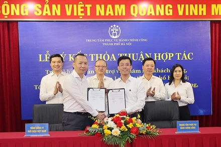 Đại diện Tổng công ty Bưu điện Việt Nam và Trung tâm phục vụ Hành chính công thành phố Hà Nội ký kết thỏa thuận hợp tác.