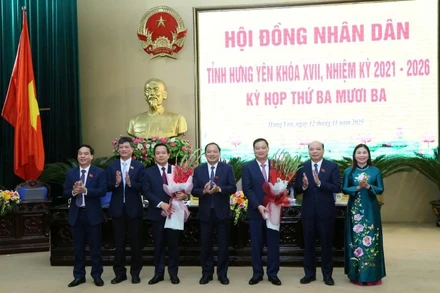 Lãnh đạo Hội đồng nhân dân tỉnh Hưng Yên tặng hoa chúc mừng Phó Bí thư Tỉnh ủy Hưng Yên Phạm Quang Ngọc giữ chức vụ Chủ tịch Ủy ban nhân dân tỉnh Hưng Yên nhiệm kỳ 2021-2026.