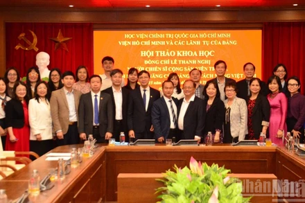 Các đại biểu chụp ảnh lưu niệm tại hội thảo. (Ảnh: PHẠM CƯỜNG)