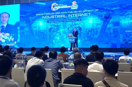 Phó Giám đốc Trung tâm Internet Việt Nam Nguyễn Trường Giang phát biểu khai mạc phiên toàn thể hội nghị.