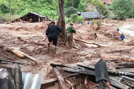 Nhiều gia đình, người dân đã được lực lượng Công an Sơn La kịp thời hỗ trợ đến vị trí an toàn. (Ảnh nhandan.vn)