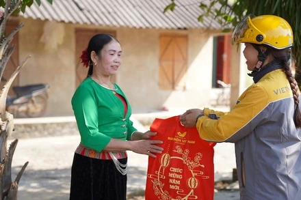 Chuyển phát hàng hóa đến tay người dân.