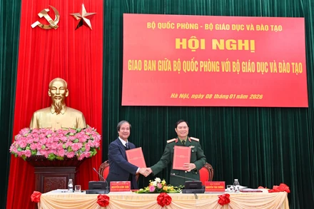 Đại tướng Nguyễn Tân Cương và Bộ trưởng Giáo dục và Đào tạo Nguyễn Kim Sơn ký kết chương trình phối hợp giữa hai Bộ giai đoạn 2026-2030. 