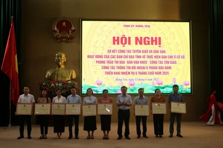 Kkhen thưởng nhiều tập thể, cá nhân có thành tích xuất sắc trong công tác lãnh đạo, chỉ đạo triển khai thực hiện và nhân rộng mô hình “Dân vận khéo” chính quyền phục vụ người dân và doanh nghiệp.