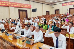 Đại biểu Hội đồng nhân dân tỉnh Kiên Giang biểu quyết thông qua các nghị quyết.