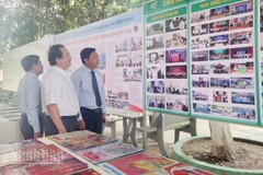 Đại biểu xem trưng bày những thành tựu của báo chí tỉnh Kiên Giang.