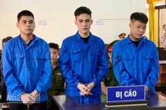 Tấn (bìa trái), Quý và Thật (bìa phải) tại phiên tòa. (Ảnh: VĂN VŨ)