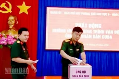 Cán bộ, chiến sĩ Ban Chỉ huy Phòng thủ khu vực 6-Ngọc Chúc quyên góp ủng hộ nhân dân Cuba. (Ảnh: PHƯƠNG VŨ)