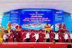 Phó Thủ tướng Bùi Thanh Sơn và các đồng chí lãnh đạo Bộ Giáo dục và Đào tạo, tỉnh An Giang thực hiện nghi thức khởi công công trình Trường nội trú liên cấp tiểu học-trung học cơ sở Vĩnh Gia. 