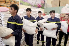 Đoàn viên thanh niên Công an tỉnh An Giang tập kết hàng hoá cứu trợ đồng bào miền trung.