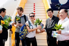 Lãnh đạo Bộ Văn hóa, Thể thao và Du lịch cùng tỉnh An Giang chào đón vị khách 20 triệu đến Việt Nam.