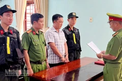 Công an tống đạt các Quyết định khởi tố vụ án, khởi tố bị can đối với Tô Hoàng Dũ. (Ảnh: Cổng thông tin điện tử Công an An Giang)