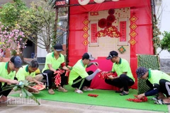 Tiểu cảnh Xuân mang đậm tính truyền thống Tết cổ truyền được các học viên thực hiện.