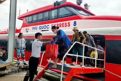 Hành khách đi tàu cao tốc Phú Quốc Express đến Phú Quốc.