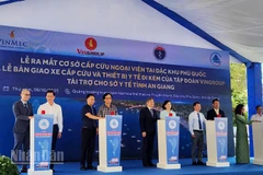 Đại biểu thực hiện nghi thức ra mắt Cơ sở Cấp cứu ngoại viện chuẩn quốc tế đầu tiên tại Việt Nam ở Phú Quốc.
