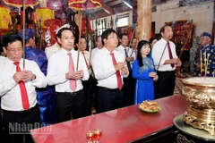 Lãnh đạo tỉnh An Giang dâng hương Anh hùng dân tộc Nguyễn Trung Trực trước khi bước vào phiên trù bị Đại hội đại biểu Đảng bộ tỉnh lần thứ I, nhiệm kỳ 2025-2030. (Ảnh: PHƯƠNG VŨ)