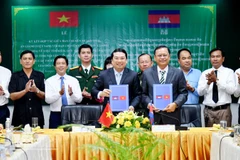 Ban Chuyên trách tỉnh An Giang ký kết biên bản phối hợp tiếp tục tìm kiếm hài cốt liệt sĩ giai đoạn 2025-2026 với Ban Chuyên trách tỉnh Kam Pốt. (Ảnh: PHƯƠNG VŨ)