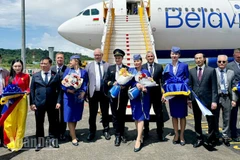Lãnh đạo tỉnh An Giang và đại diện Hãng hàng không quốc gia Belavia (Belarusian Airlines) thực hiện nghi thức khai trương đường bay Minsk-Phú Quốc.