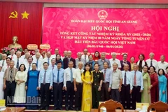 Các đồng chí Ủy viên Trung ương Đảng, lãnh đạo tỉnh chụp ảnh lưu niệm với các đại biểu Quốc hội, nguyên đại biểu Quốc hội đơn vị tỉnh An Giang qua các khóa.