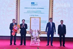 Lãnh đạo tỉnh Lạng Sơn đón nhận danh hiệu Công viên địa chất toàn cầu UNESCO Lạng Sơn.