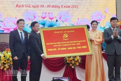 Bí thư Tỉnh ủy An Giang Nguyễn Tiến Hải (bìa phải) tặng bức trướng của Tỉnh ủy An Giang cho Đại hội đại biểu Đảng bộ phường Rạch Giá.