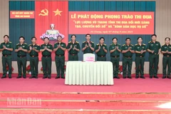 Các cơ quan, đơn vị lực lượng vũ trang tỉnh An Giang ký kết giao ước thi đua. (Ảnh: PHƯƠNG VŨ)