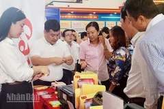 Đại biểu tham quan khu in ảnh công nghệ số do Công ty Cổ phần đầu tư Lê Bảo Minh-Canon tổ chức.