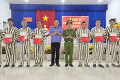 Lãnh đạo Trại giam Kênh 7 và lãnh đạo Viện Kiểm sát nhân dân tỉnh An Giang trao quyết định đặc xá của Chủ tịch nước cho phạm nhân cải tạo tốt.