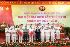 Các đồng chí lãnh đạo Bộ Công an, lãnh đạo tỉnh Lạng Sơn tặng hoa chúc mừng Ban Chấp hành Đảng bộ Công an tỉnh Lạng Sơn, nhiệm kỳ 2025-2030.